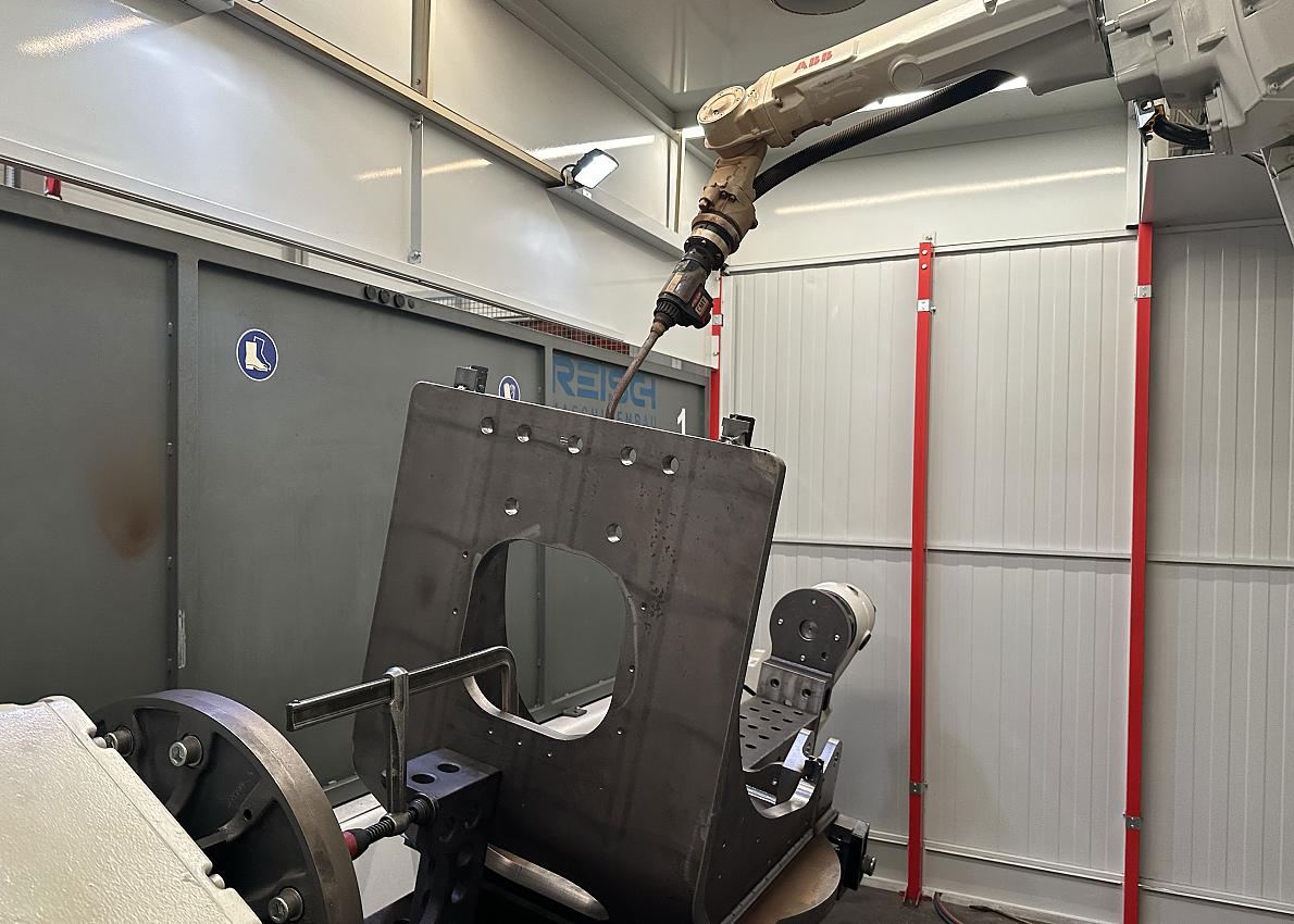Schweißroboter ist fixer Bestandteil unseres Teams