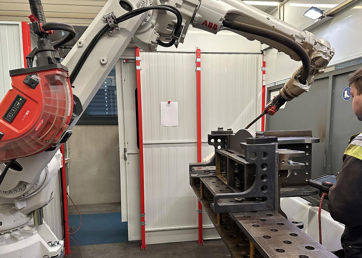 Schweißroboter ist fixer Bestandteil unseres Teams