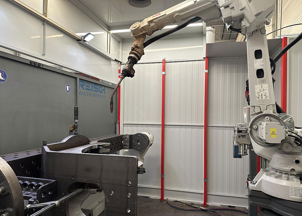Schweißroboter ist fixer Bestandteil unseres Teams